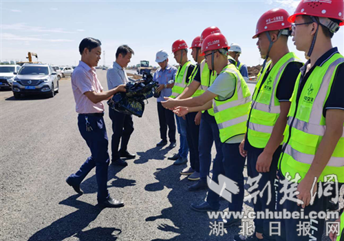 |东津新区夏日为一线工地送清凉