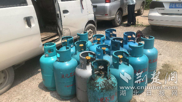 |送气工私存11坛液化气欲赚“外快” 生意没开张就被拘留了