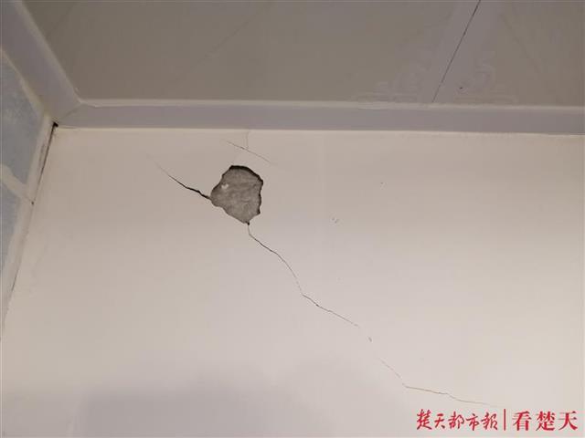 |起诉开发商讨要“缩水”的2.5平米未果，女业主雇人砸破邻居家墙壁