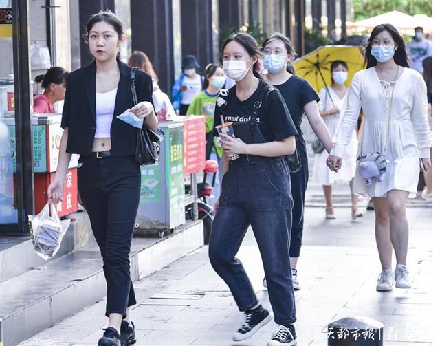 |武汉迎来热辣夏日，汉街喷水雾降温