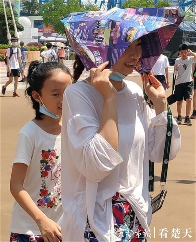 |武汉迎来热辣夏日，汉街喷水雾降温