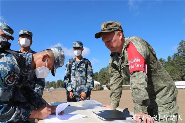 |帅！首次试驾俄方战车“空降排”项目中国空降兵参赛队沙场练兵
