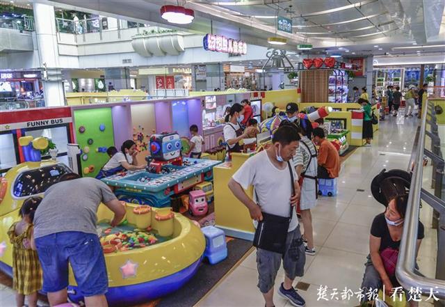 |“蹭凉族”搅热江城夏日经济