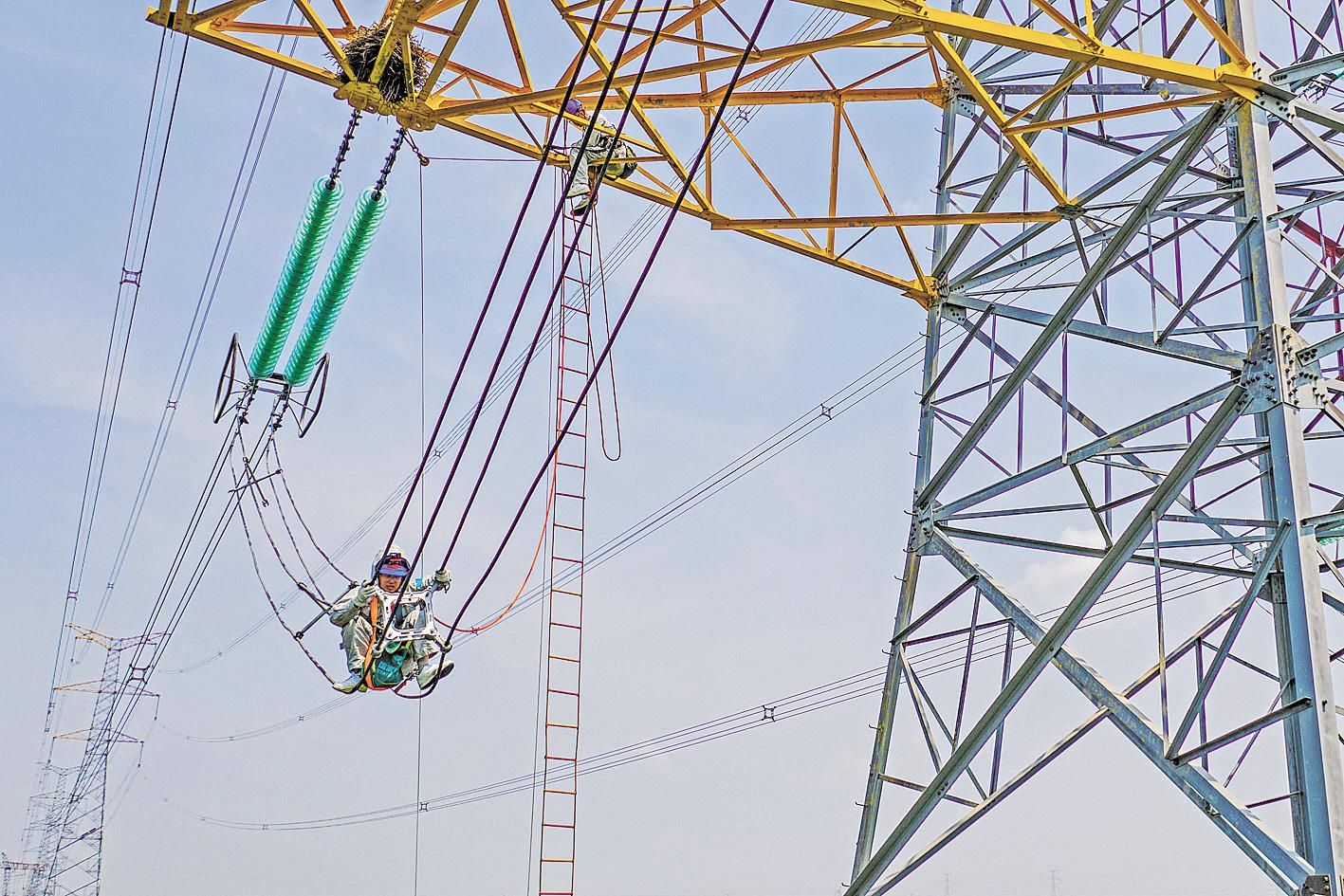|武汉城区供电主动脉上，他高空中纵身抓住500千伏输电线