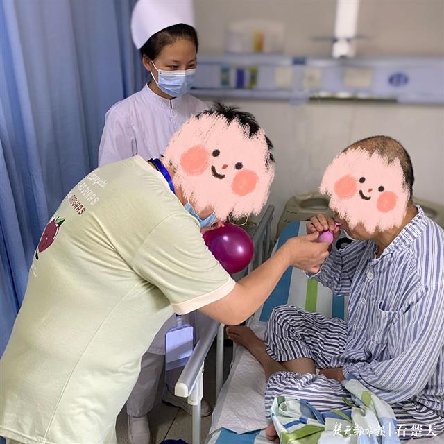 |医护与聋哑患者“传纸条”，“谢谢你，你很棒”，小画板上的出院留言超暖心