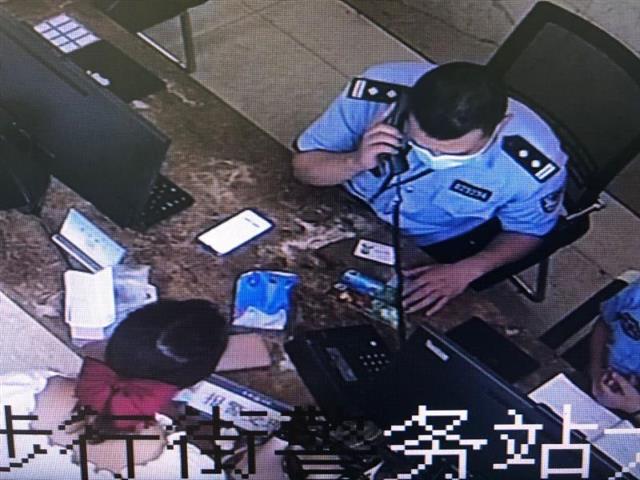 |女子接“公检法”电话，连续透露4张银行卡密码险被骗走22万元