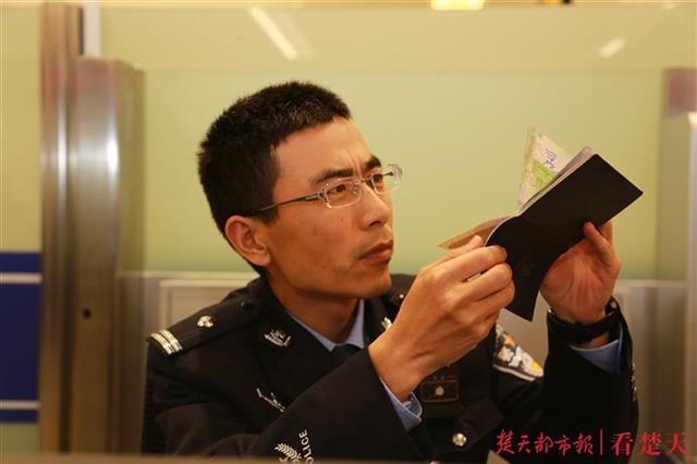 |国门卫士练就“火眼金睛”！一张纸条揪出跨国逃犯，一个背包搜出三千克麻果