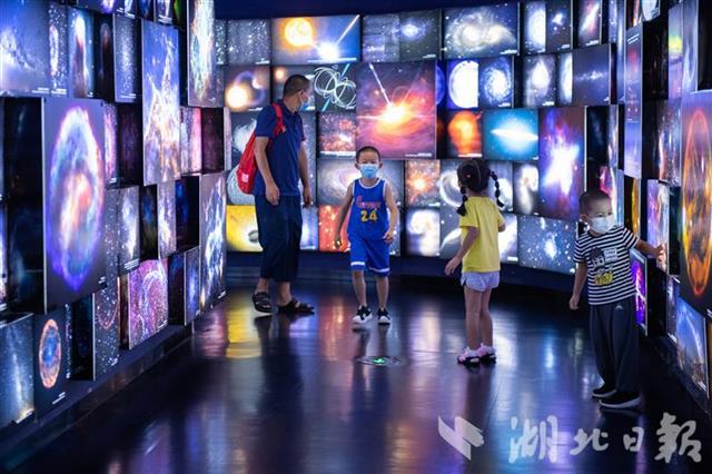 |武汉科技馆里探寻科学奥秘