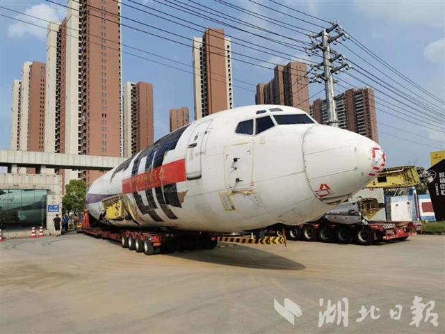 |鄂东首架波音737教学飞机“落户”黄冈师院