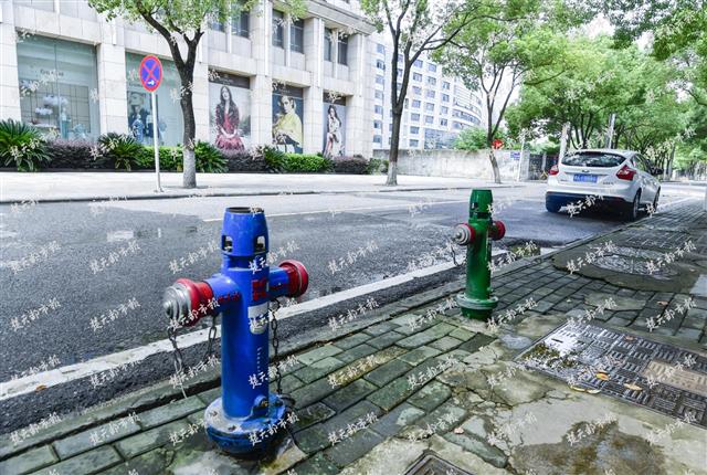 |洒水车取水频频占道，其他车主担心右转压线违章，交警这样说……