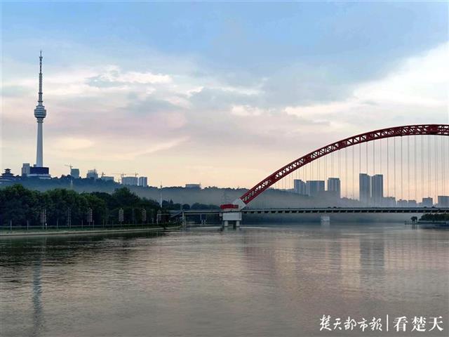 |“牛背雨”下得急，汉江水面飘迷雾令人称奇