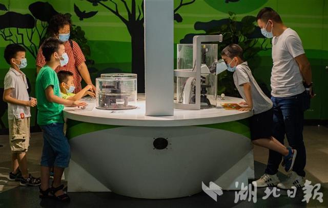 |武汉科技馆里探寻科学奥秘