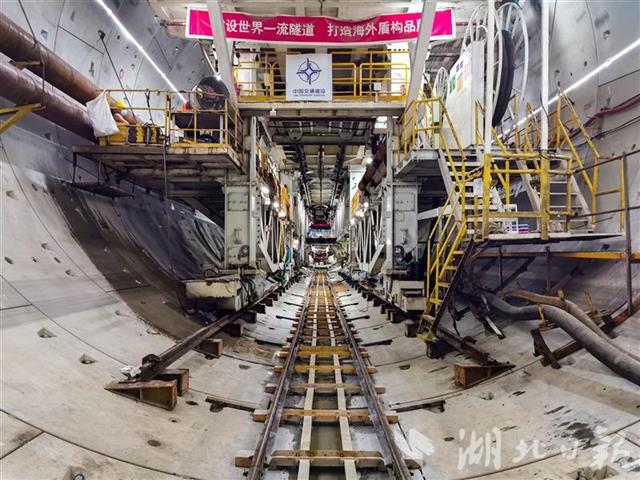 |鄂企打造“一带一路”精品工程 我国承建首条海外水底隧道左幅贯通
