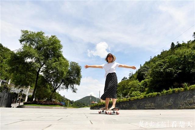 |湖北五峰：实现大学生村医全覆盖（组图）