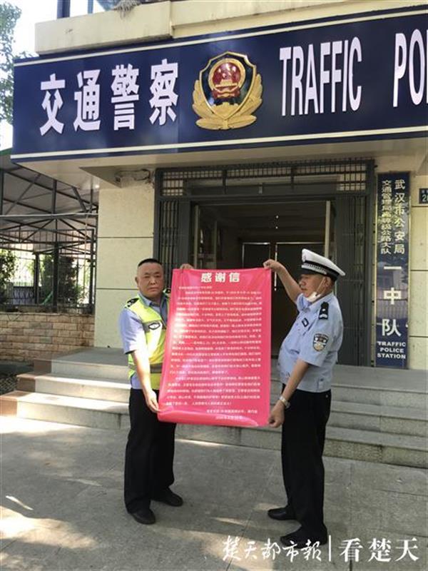 |惊险！老人骑电动三轮误上高速遇爆胎，民警热情相助平安回家