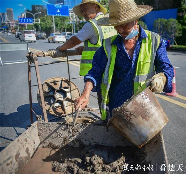 |烈日下的劳动者：光着膀子戴着防毒面具清淤疏捞（组图）