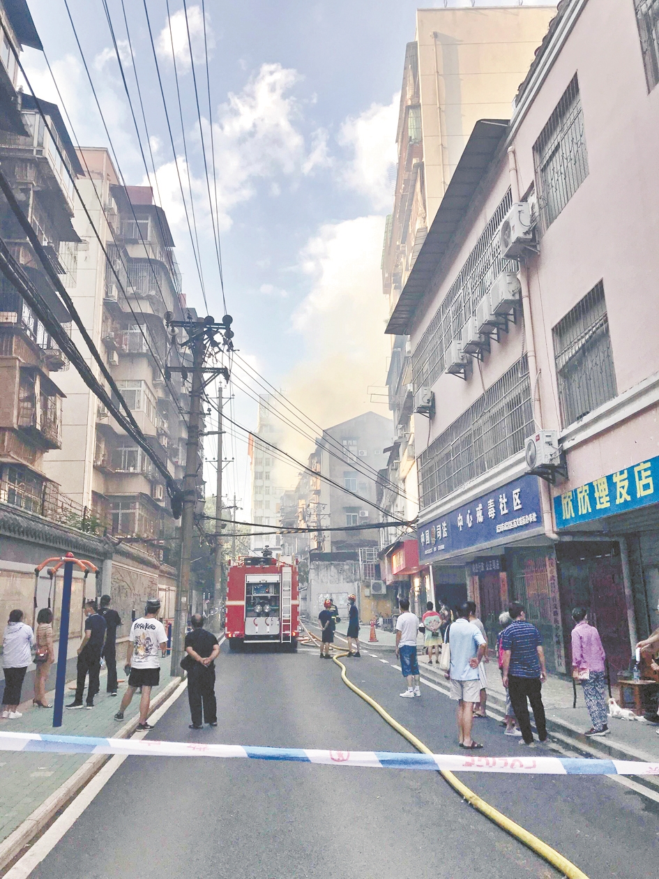 |楼顶杂物起火 爹爹和老伴逃生 事故幸未造成人员伤亡