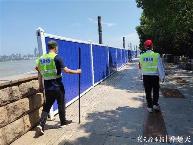 |这个区面向社会招募志愿者，白衣天使巡堤并为巡防人员提供医疗