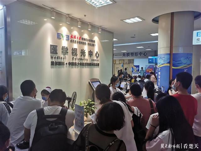 |8岁伢突然近视500度，家长却担心他戴眼镜不好看