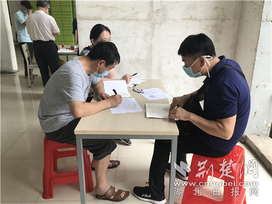 |“社区吹哨党员报到” 洪山区梨园街东湖社区掀起服务群众“抢单热”