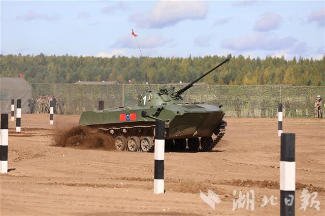 |中国空降兵首次驾驶俄战车完成单车赛