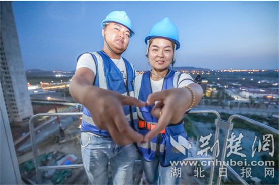 |3.8万人点赞“爱情瞭望塔”90后塔吊夫妻“云端”过七夕