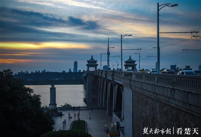 |江城夕阳美如画，微微江风醉晚霞