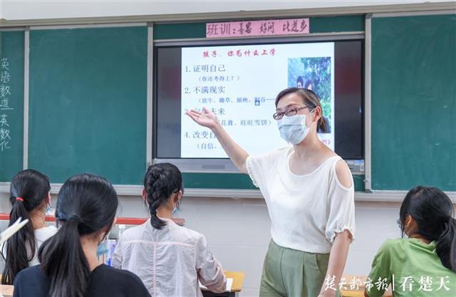 |稳定又高效！武汉这所中学老师“抱团”结婚，15对夫妻扎根教育一线