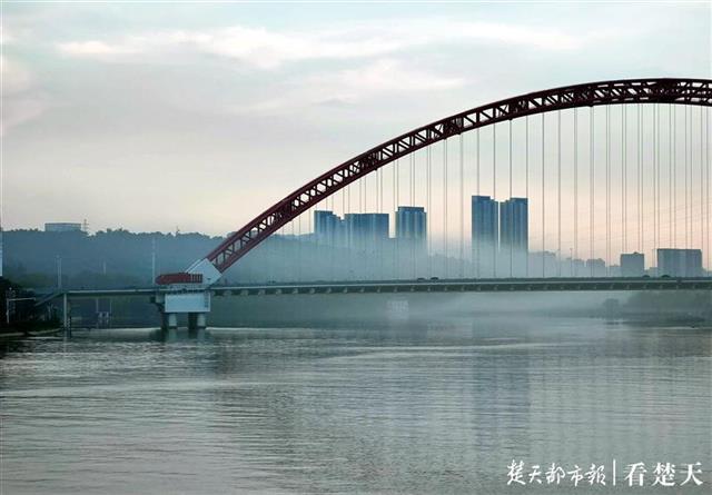 |“牛背雨”下得急，汉江水面飘迷雾令人称奇
