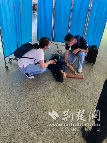 |广州南站一旅客突然坠楼 鄂黔医护联手施救