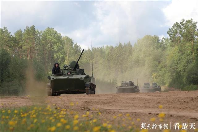 |帅！首次试驾俄方战车“空降排”项目中国空降兵参赛队沙场练兵