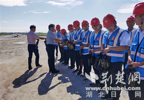 |东津新区夏日为一线工地送清凉