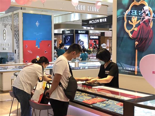 |金价回落市民多持观望态度专家建议金价大跌时买卖都要谨慎