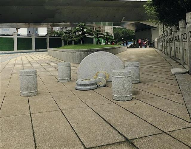 |恩施亲水走廊半月18套石桌石凳受损，城管呼吁市民爱护公物