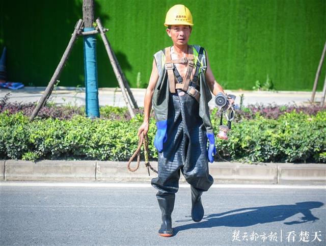 |烈日下的劳动者：光着膀子戴着防毒面具清淤疏捞（组图）