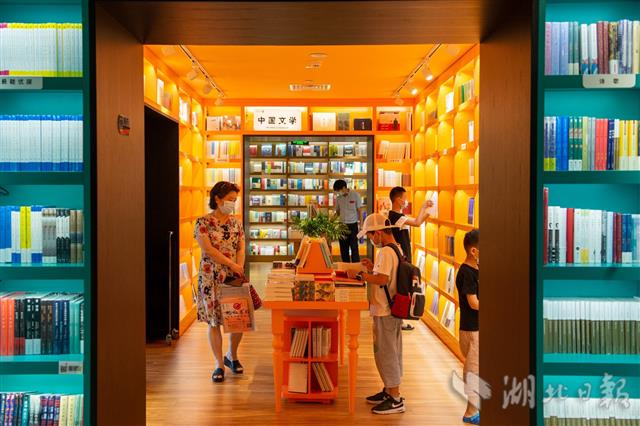 |纳凉消暑享书香