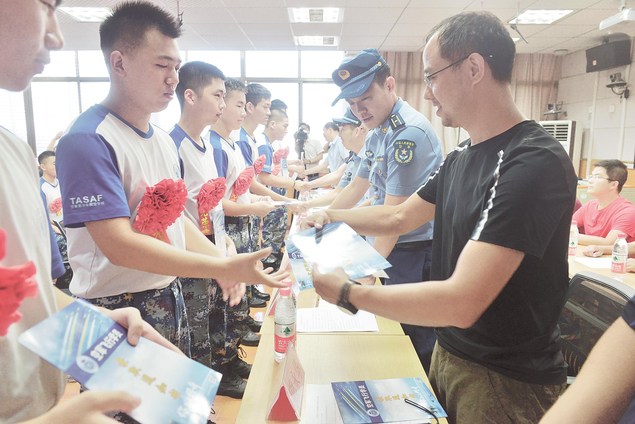 |雏鹰立下凌云志 他日驾机护神州 湖北71名学子成为空军准飞行学员