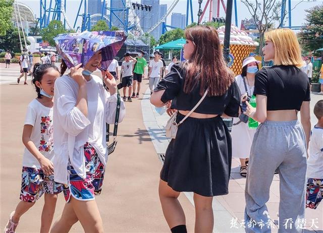 |武汉迎来热辣夏日，汉街喷水雾降温