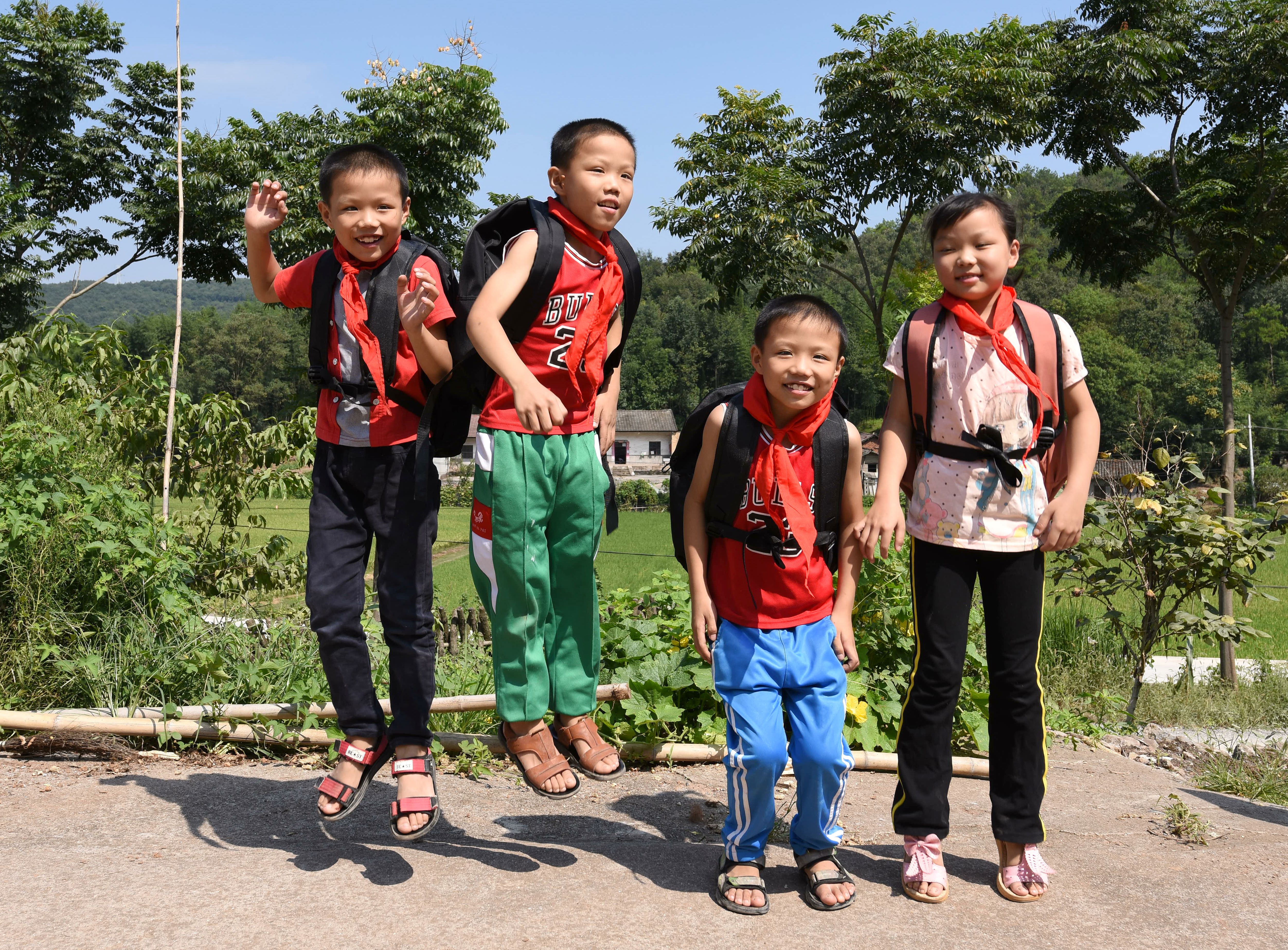 |秋季开学，爱心教师赴山村助学困难四胞胎