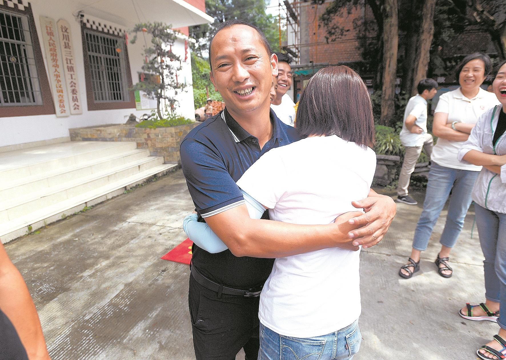 |武汉志愿者驱车千里到汶川回礼