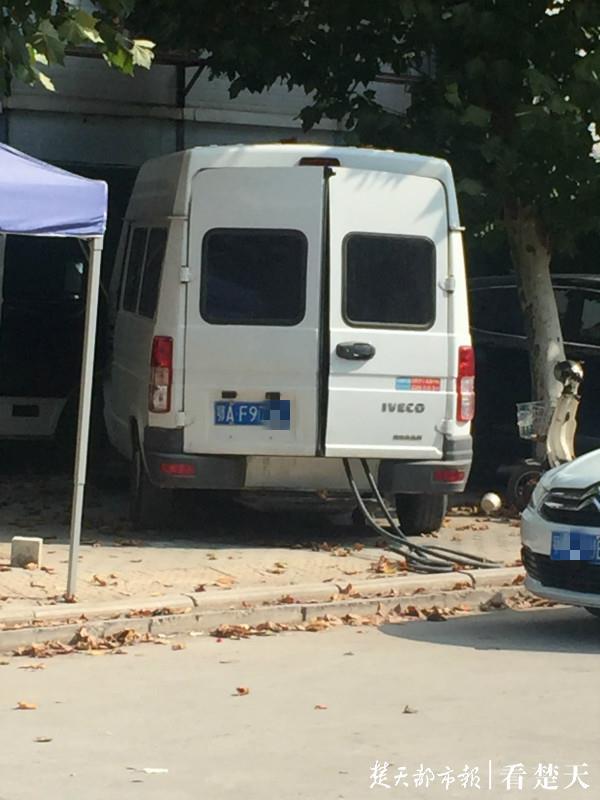 |黑加油车藏身断头路，民警现场抓获涉事男子