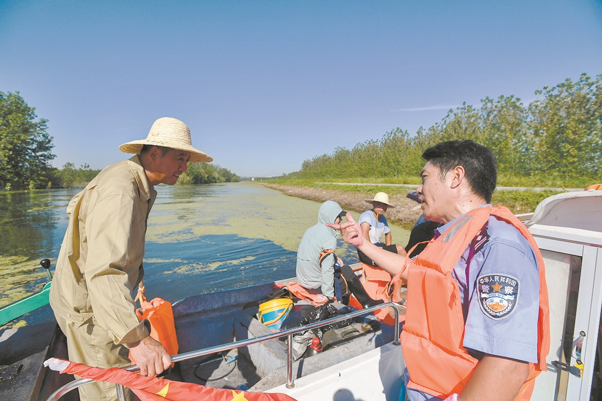 |划船上班帐篷办公武汉民警江中护平安