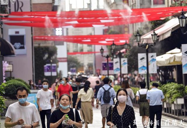 |武汉迎来热辣夏日，汉街喷水雾降温