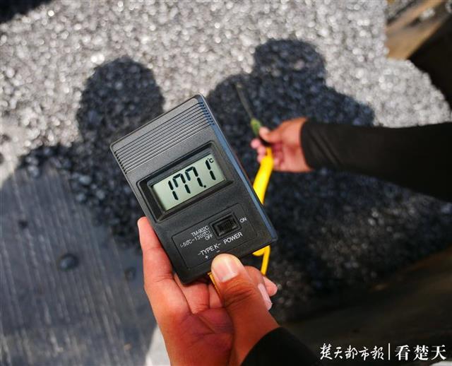 |地表温度52℃+！东四环建设者烈日下摊铺沥青，冲刺12月贯通