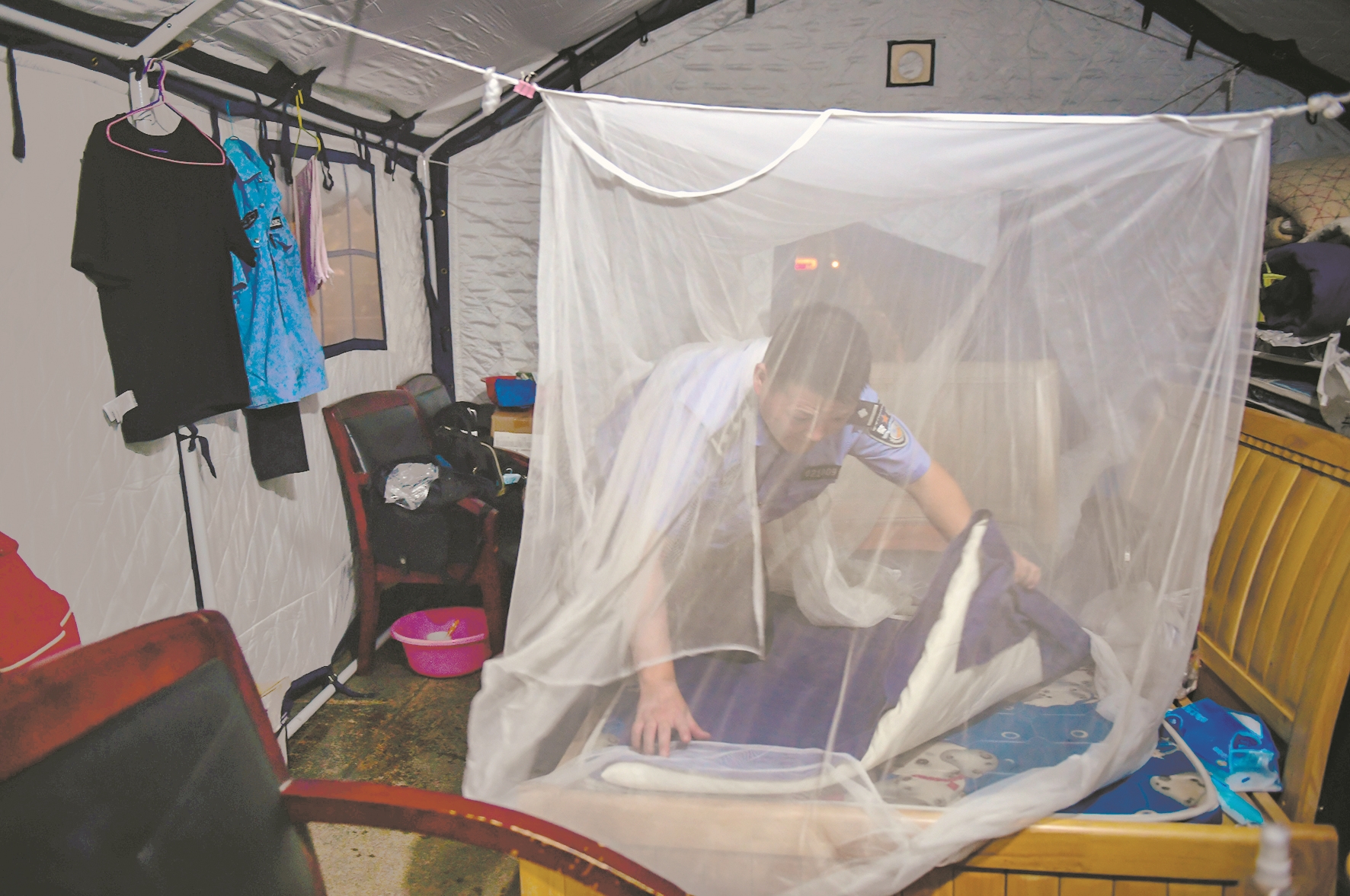 |划船上班帐篷办公武汉民警江中护平安