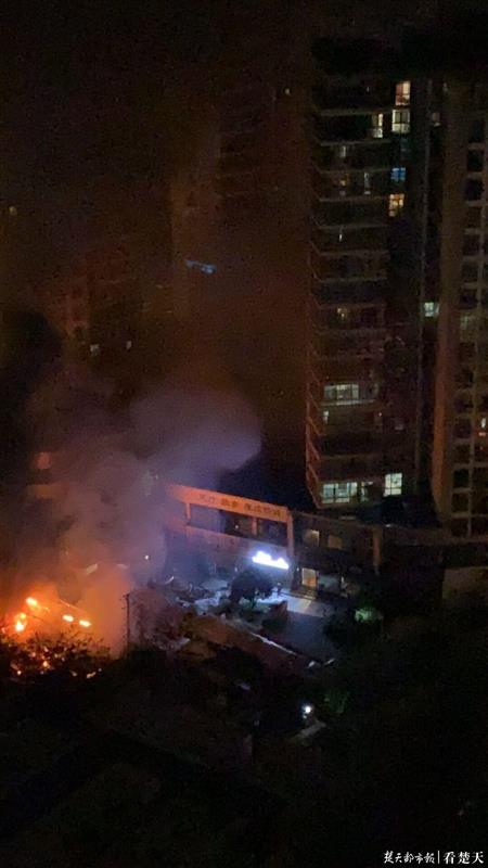 |江汉区马场角中路今日凌晨突发火灾，8间门面被烧毁