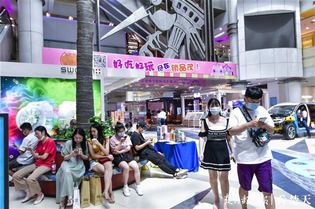 |“蹭凉族”搅热江城夏日经济