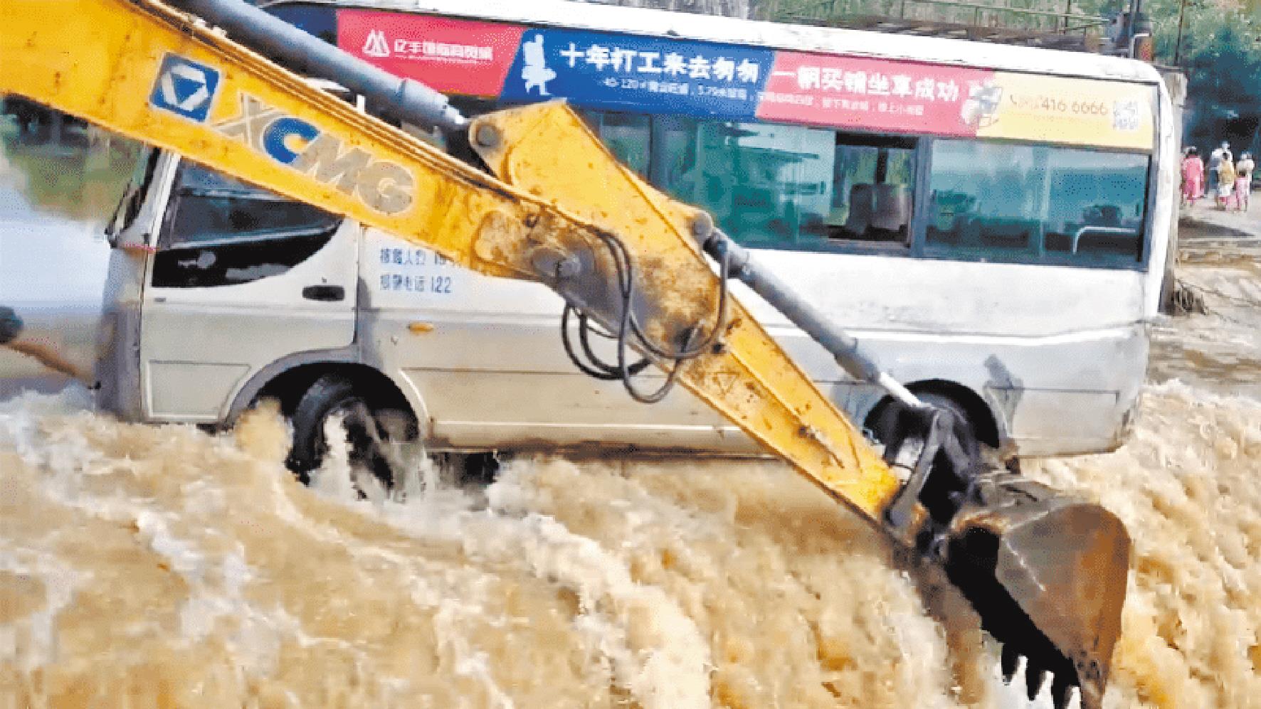 |眼看中巴车即将被冲下河坝 村民开挖掘机助车上14人脱困