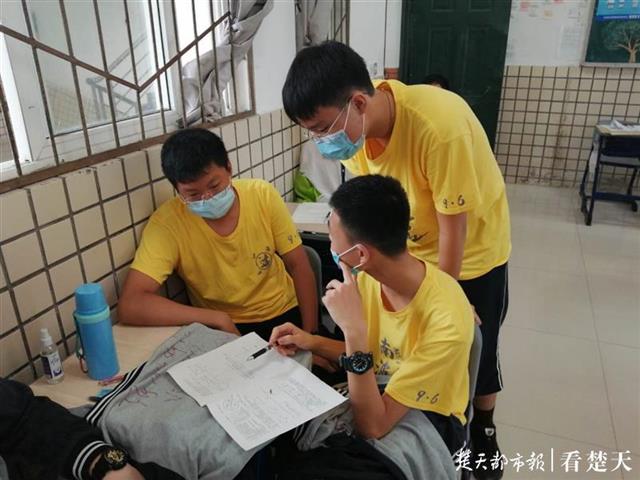 |网课期间他帮老师讲习题，高分保护的学霸打游戏也优秀