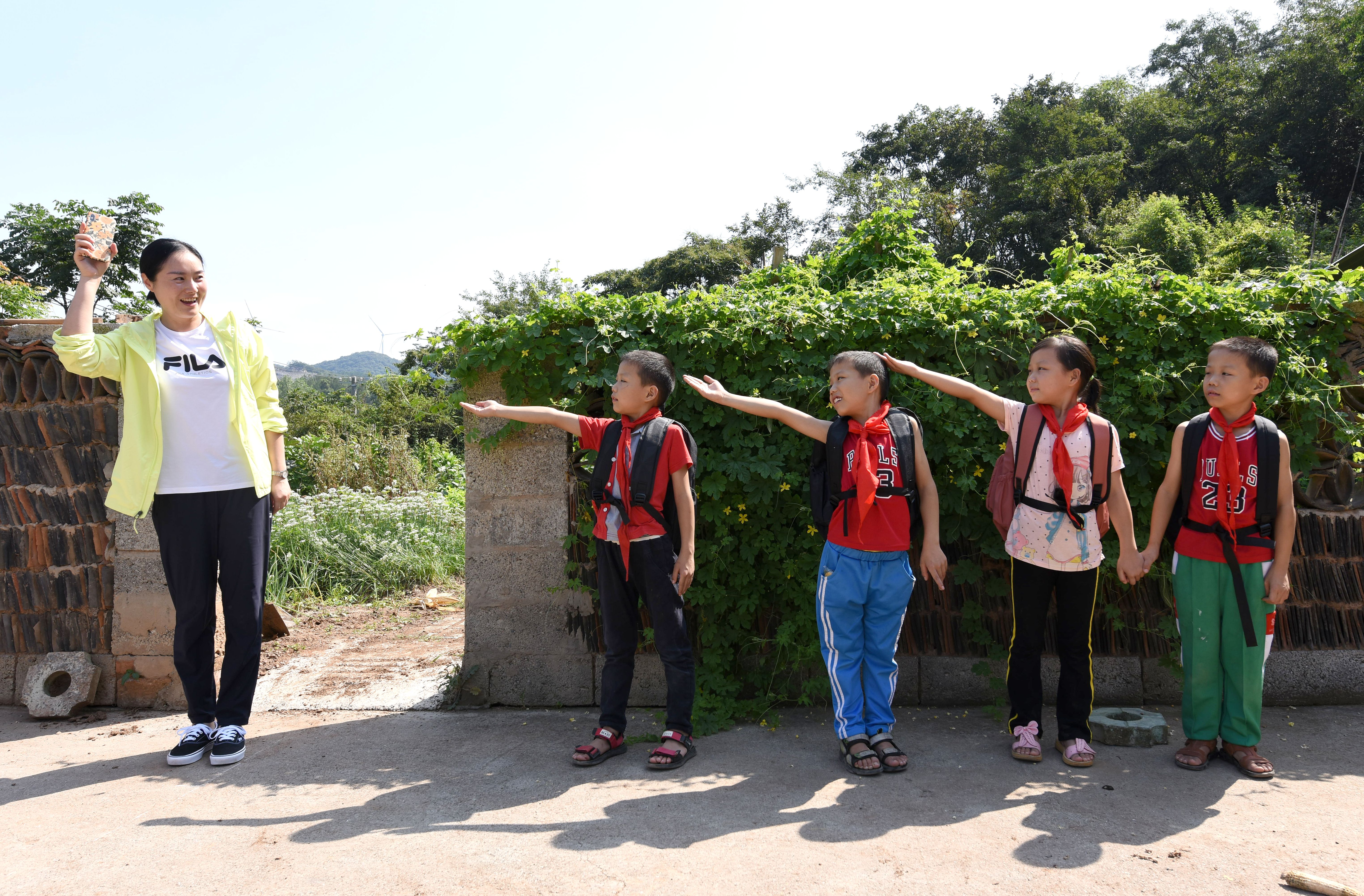|秋季开学，爱心教师赴山村助学困难四胞胎